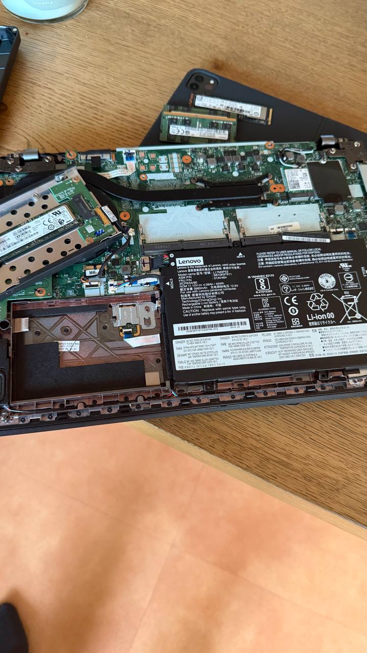 ThinkPad L490 open chassis
