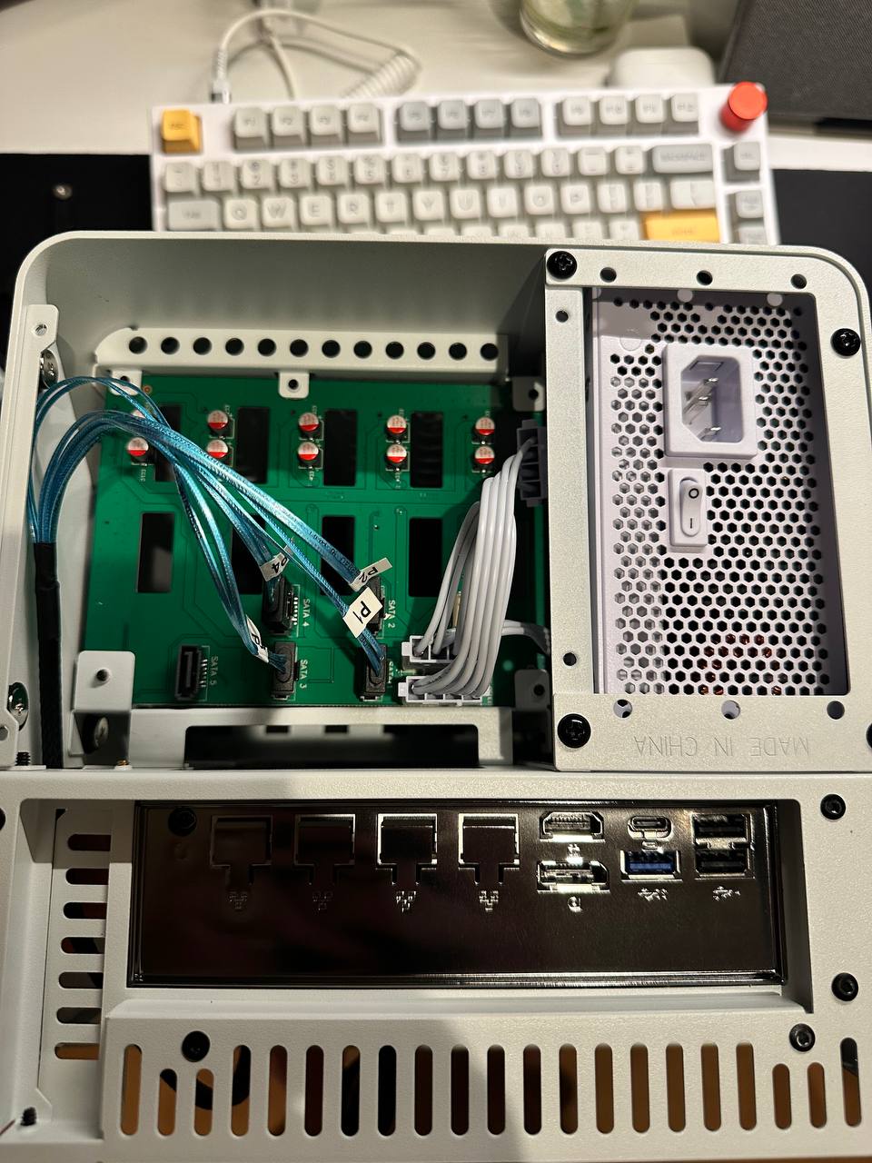 NAS internal drive backplane and wiring